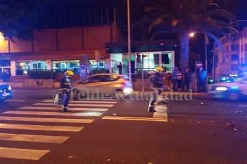 Aparatosa colisión entre dos vehículos en el centro urbano de Telde (Foto TA)